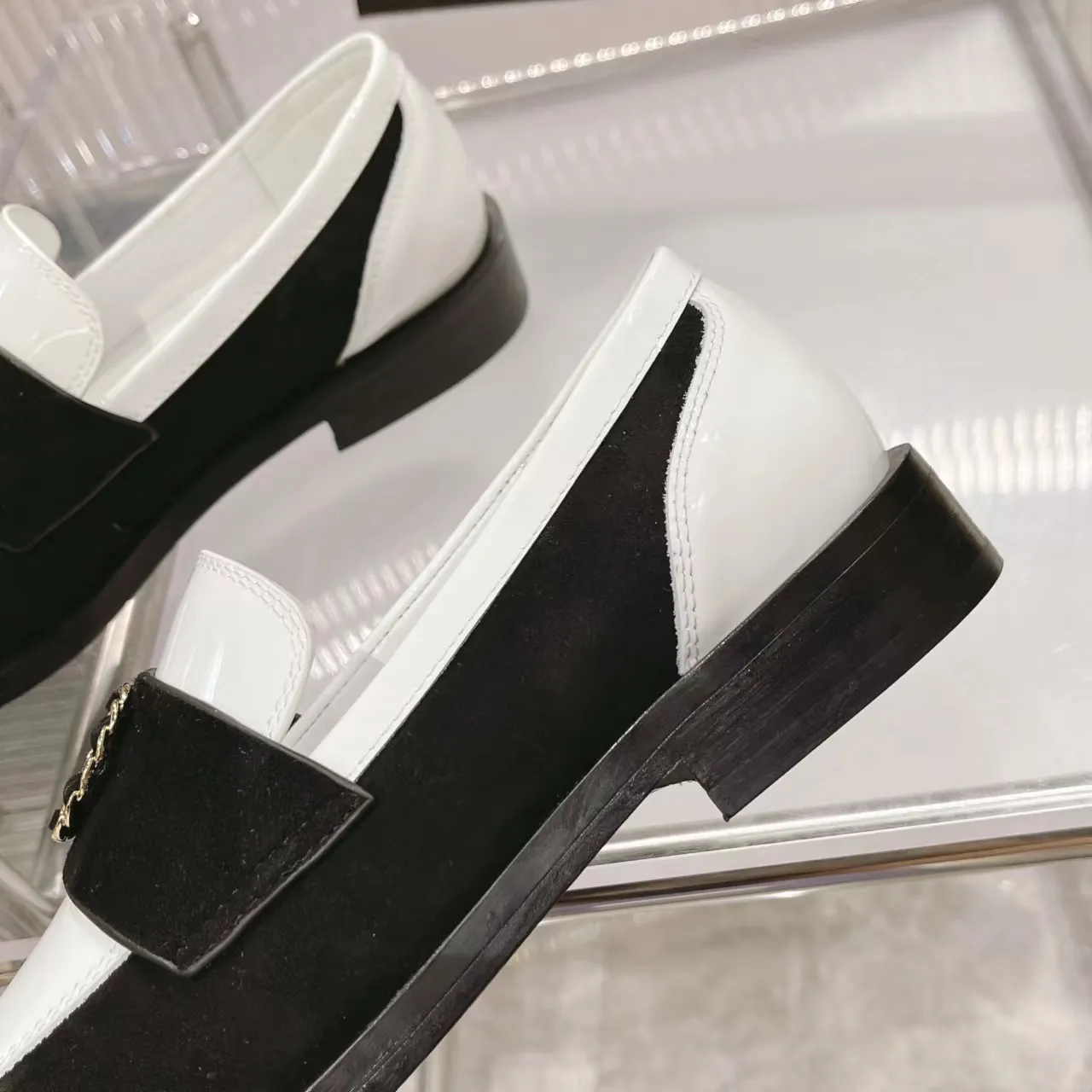 👟👟Ex-factory price 560👟👟Chanel Chanel 22K autumn and winter latest vintage retro double C buckle chain small gold ball loafers Dream Back to Campus series, the same style as the end of the year celebrities, delicate on the feet, invincible and easy to wear, small round toe atmosphere and simplicity, leather upper design, integrated chain with diamond small fragrance logo, very unique.  …………………………………………………… ❶Material: imported first-layer cowhide ➕cow patent leather + sheep leather ❷Lining: sheepskin ❸Feet: sheepskin ❹Outsole: original leather outsole ❺Heel height: 2.5cm ❻Packaging: Original full set of packaging ❼Number: 35-41 (40 41 custom-made, non-returnable) ☀Color: 4 colors